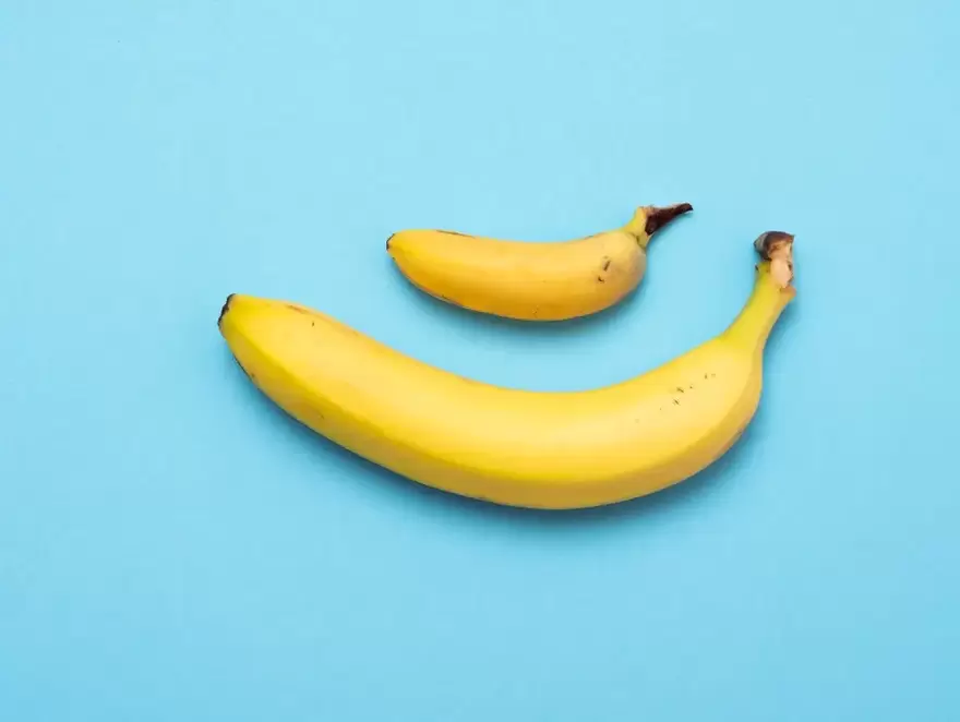 penis хурд ва калон бо шукӯҳи дар мисоли банан